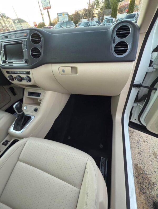 2017 Volkswagen Tiguan 2.0T 4Motion Sport Utility 4D - Image 11
