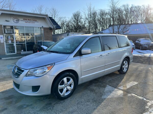 2009 Volkswagen Routan SE - Image 1