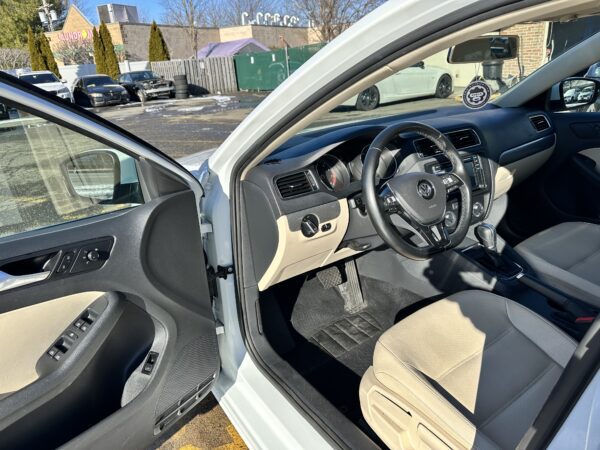 2017 Volkswagen Jetta SE 1.4T - Image 9