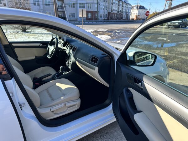 2017 Volkswagen Jetta SE 1.4T - Image 11