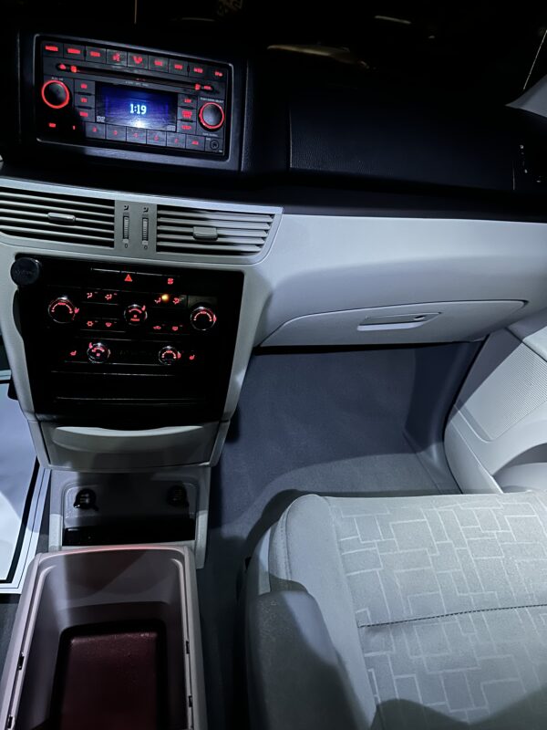 2009 Volkswagen Routan SE - Image 9