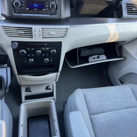 2009 Volkswagen Routan SE - Image 17