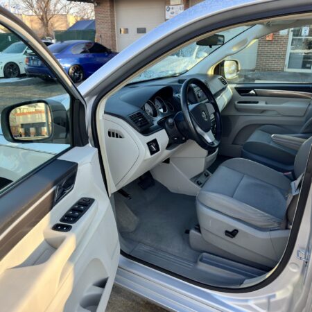 2009 Volkswagen Routan SE - Image 5