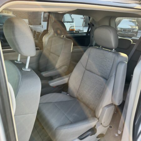 2009 Volkswagen Routan SE - Image 16