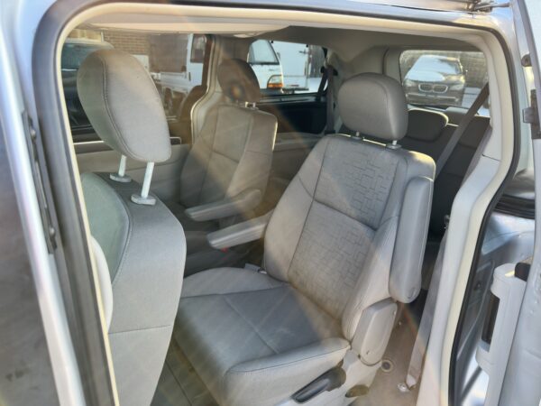 2009 Volkswagen Routan SE - Image 16