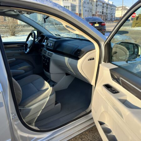 2009 Volkswagen Routan SE - Image 15