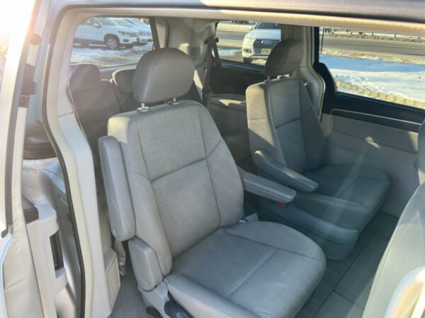 2009 Volkswagen Routan SE - Image 11