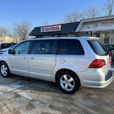 2009 Volkswagen Routan SE - Image 2