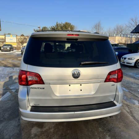 2009 Volkswagen Routan SE - Image 4