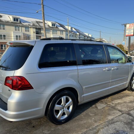 2009 Volkswagen Routan SE - Image 3