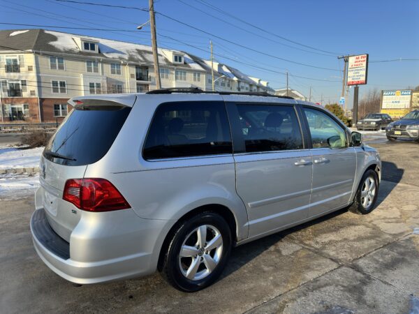 2009 Volkswagen Routan SE - Image 3