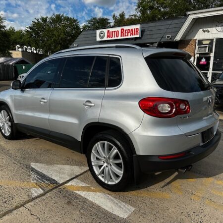 2011 Volkswagen Tiguan SEL 4Motion - Image 3