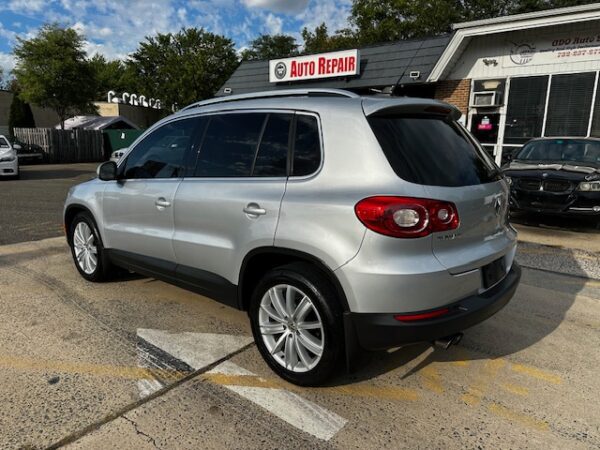 2011 Volkswagen Tiguan SEL 4Motion - Image 3