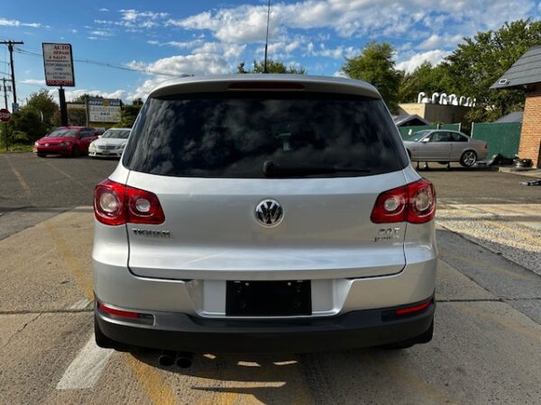 2011 Volkswagen Tiguan SEL 4Motion - Image 14