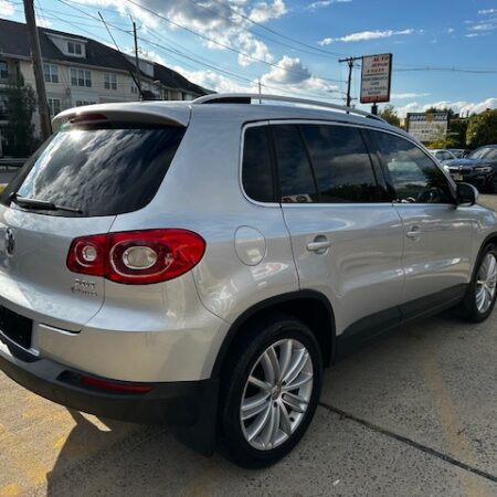 2011 Volkswagen Tiguan SEL 4Motion - Image 16
