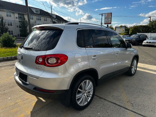 2011 Volkswagen Tiguan SEL 4Motion - Image 16