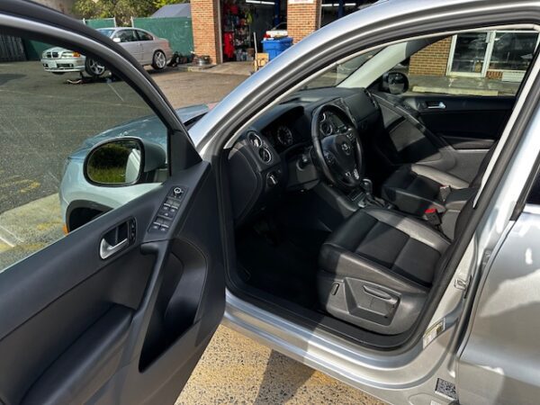 2011 Volkswagen Tiguan SEL 4Motion - Image 10