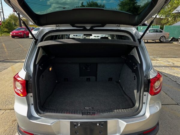 2011 Volkswagen Tiguan SEL 4Motion - Image 2