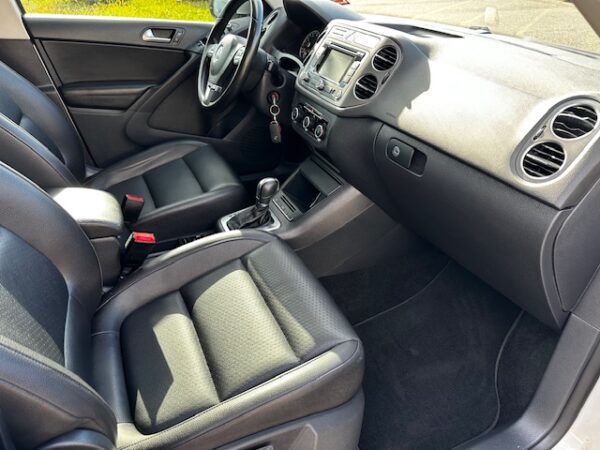 2011 Volkswagen Tiguan SEL 4Motion - Image 12
