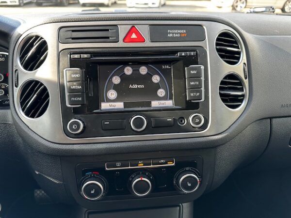 2011 Volkswagen Tiguan SEL 4Motion - Image 9