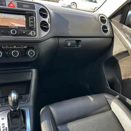 2011 Volkswagen Tiguan SEL 4Motion - Image 8